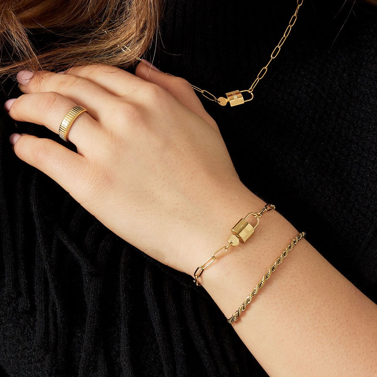 RVS armband met elegant gedraaid ontwerp - tijdloos elegant en feestelijk