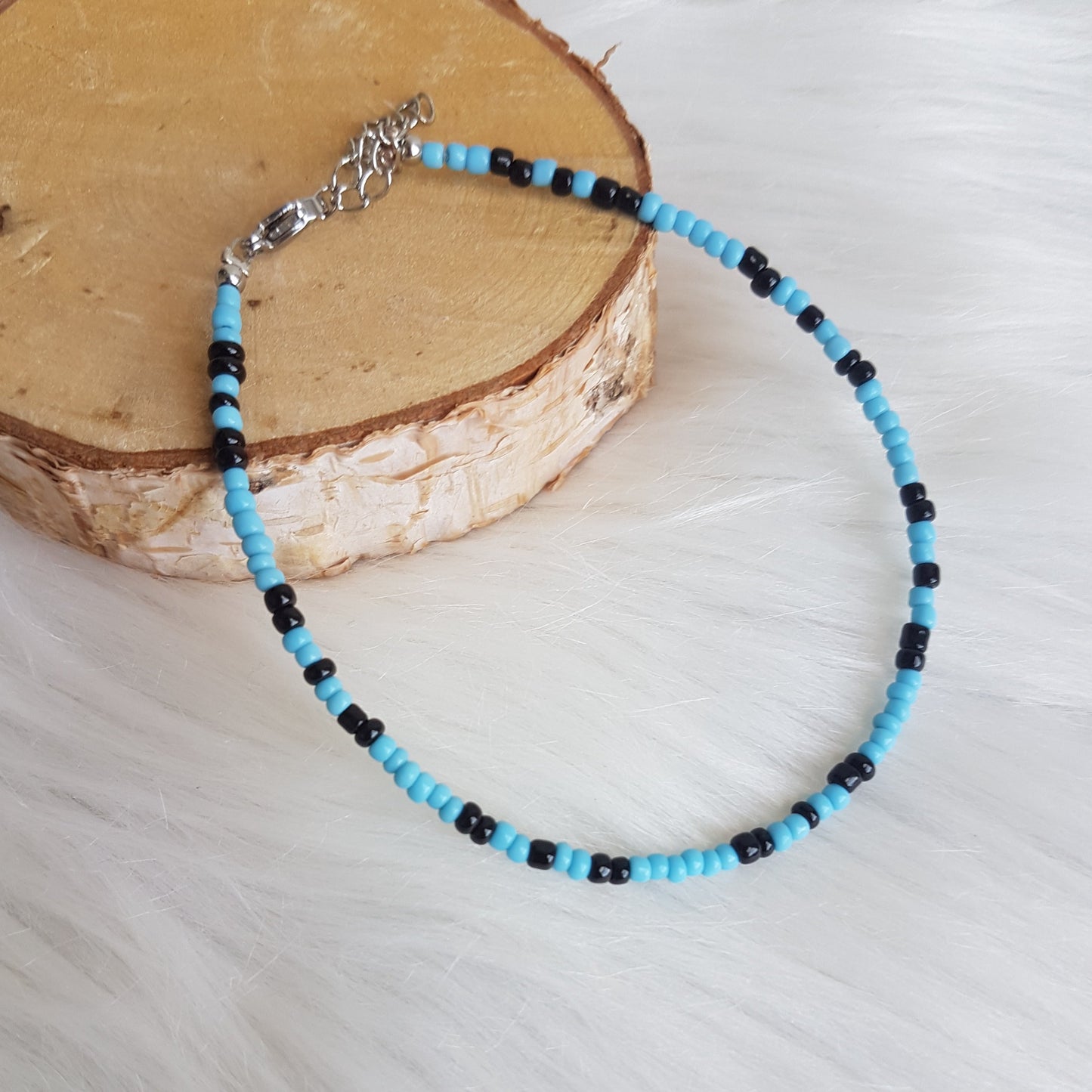 Enkelband met blauw/zwarte kraaltjes