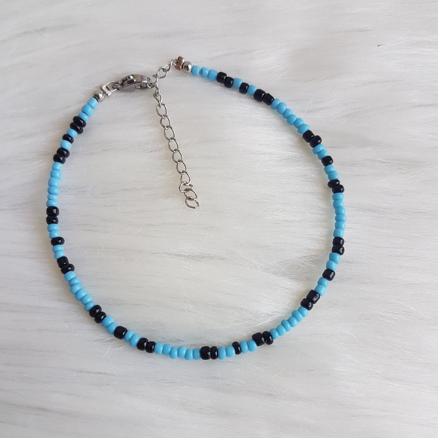 Enkelband met blauw/zwarte kraaltjes