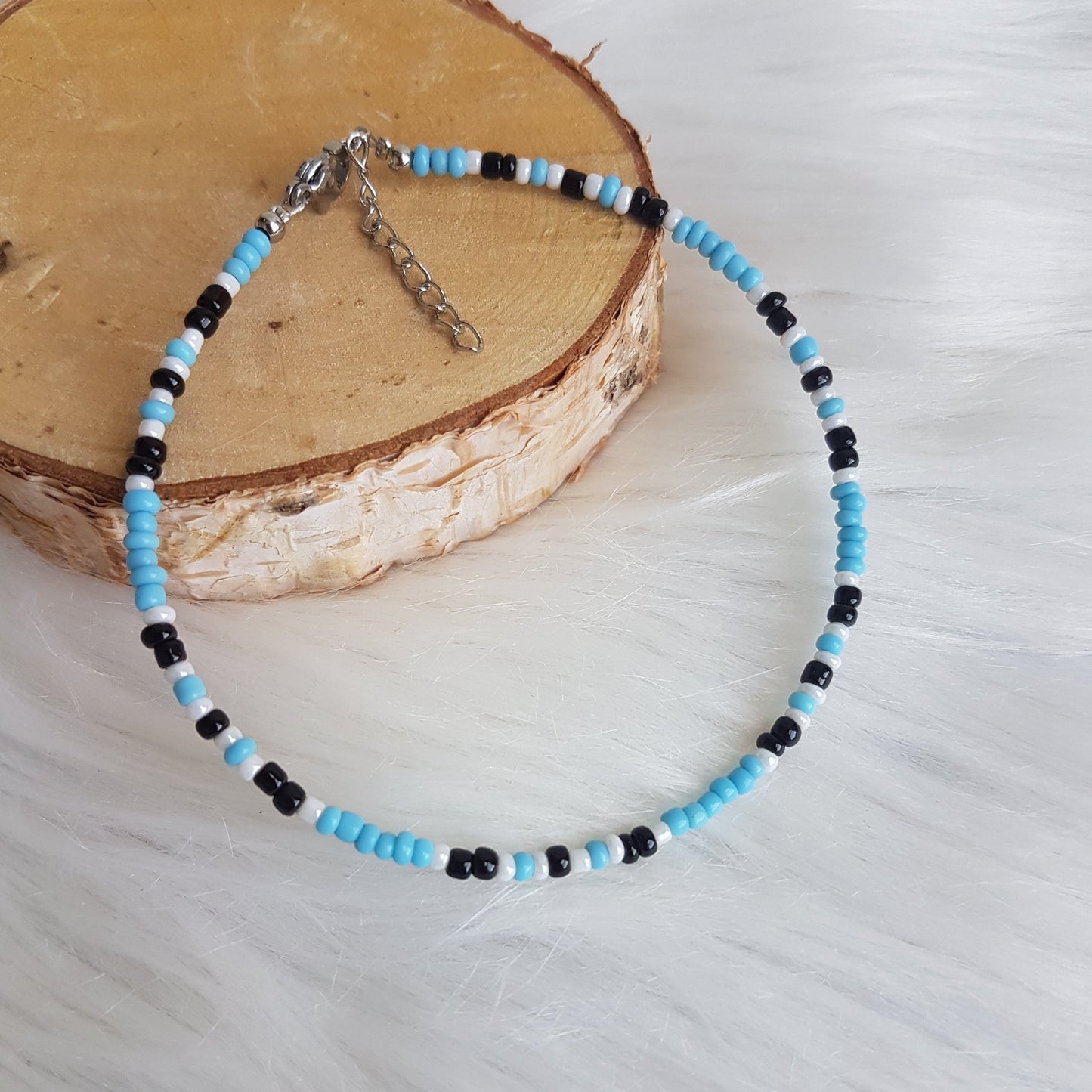 Enkelband met wit/blauw/zwarte kraaltjes