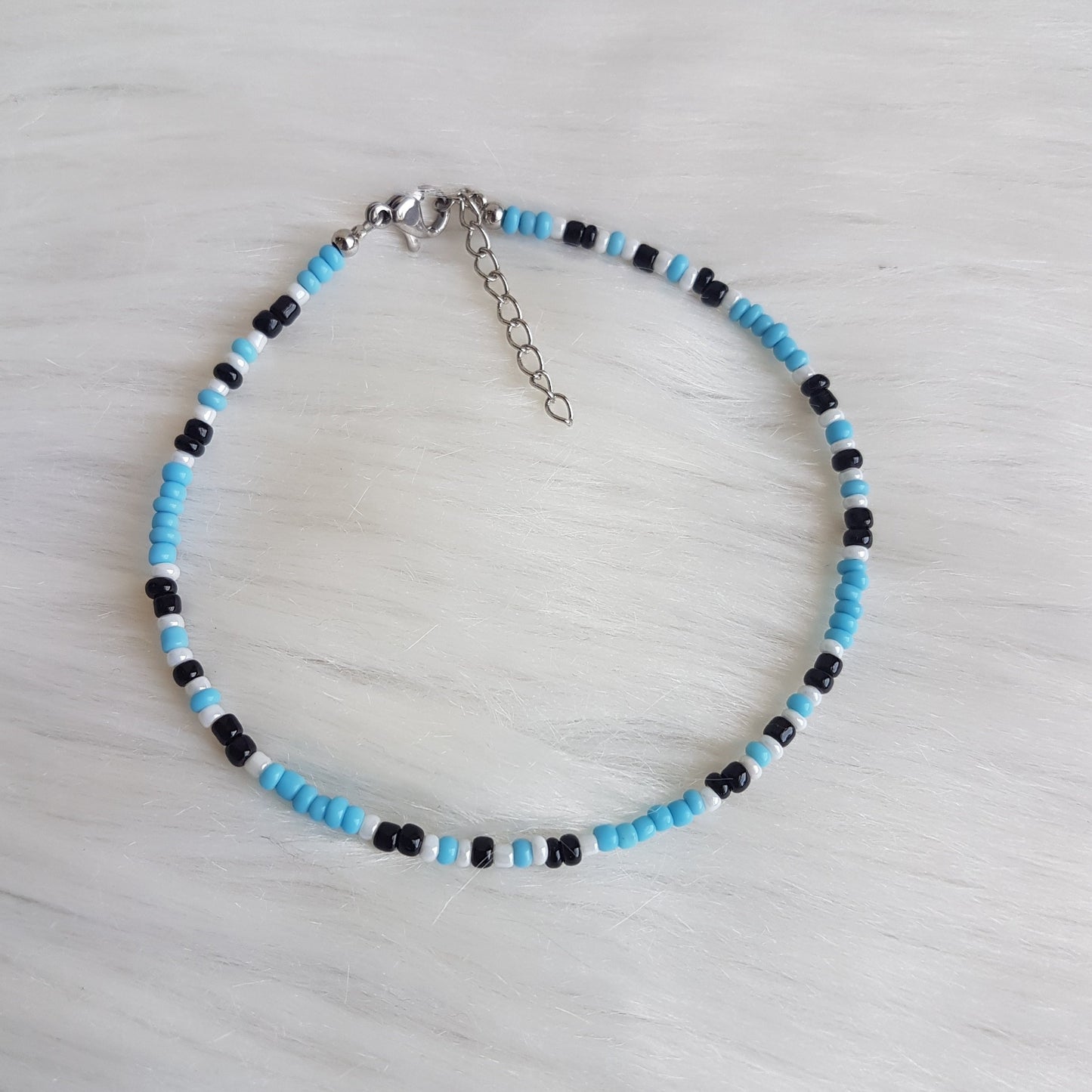 Enkelband met wit/blauw/zwarte kraaltjes