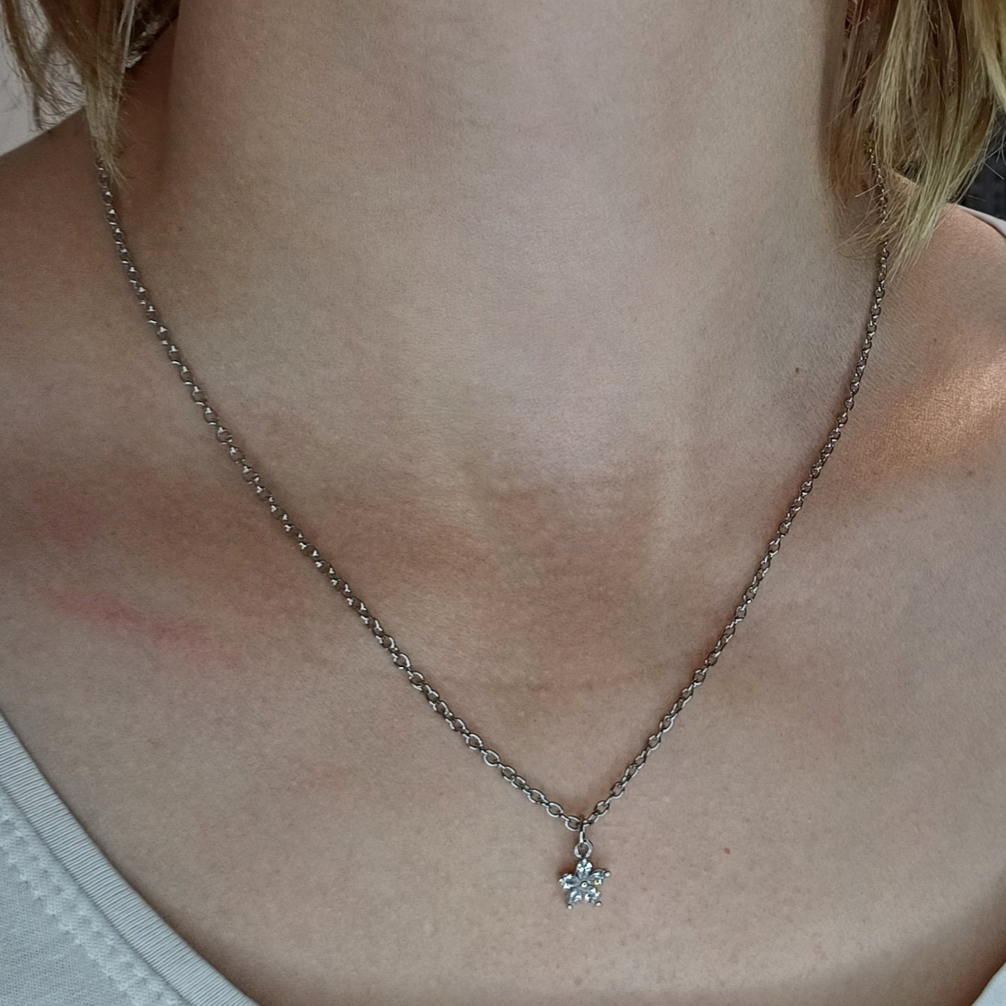 CreEZions stainless steel ketting met bloemetje van Zirkonia