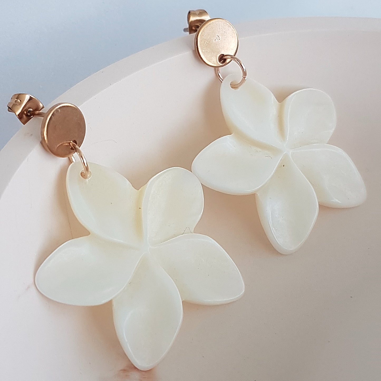 Oorstekers in rose goudkleur met schelpbloemen
