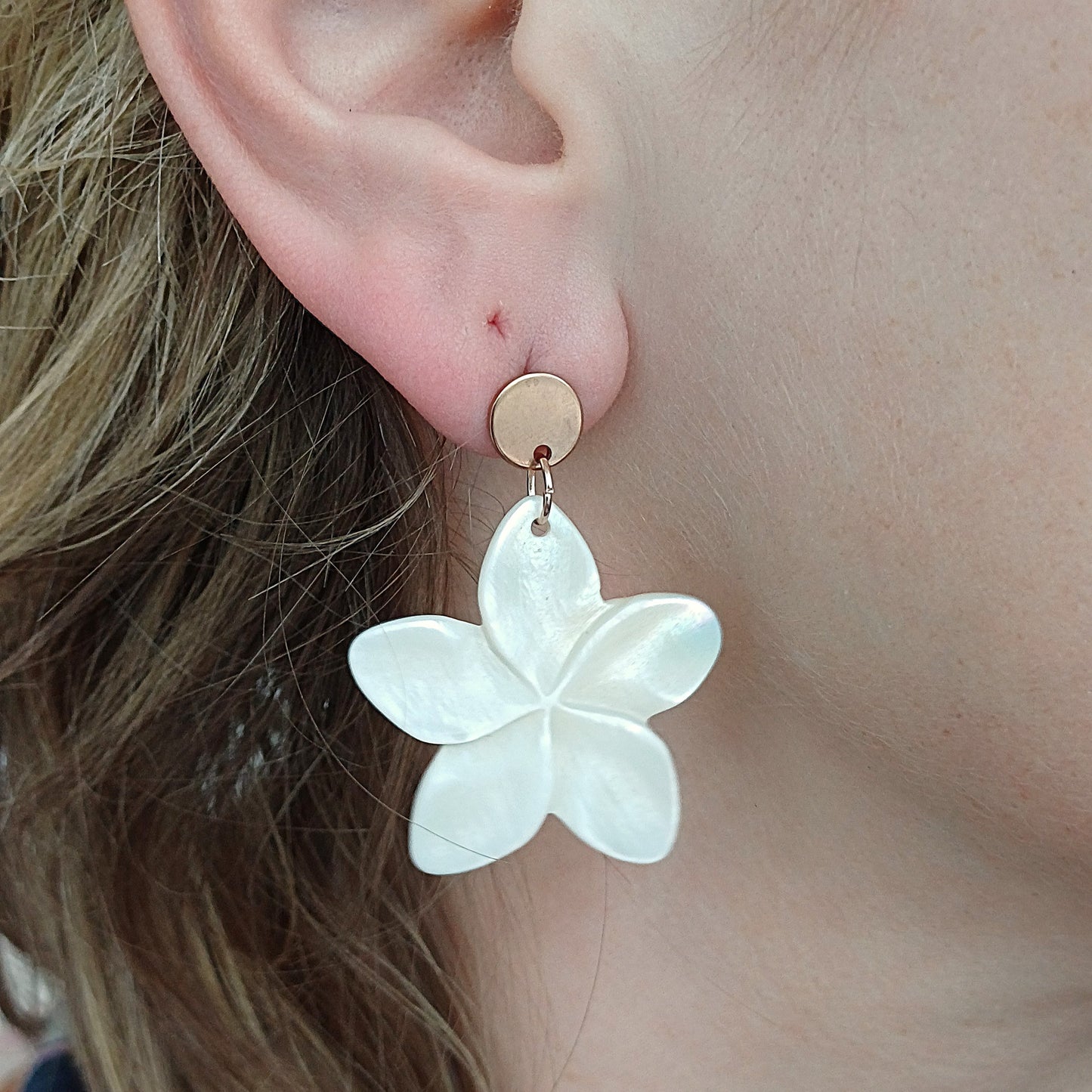 Oorstekers in rose goudkleur met schelpbloemen