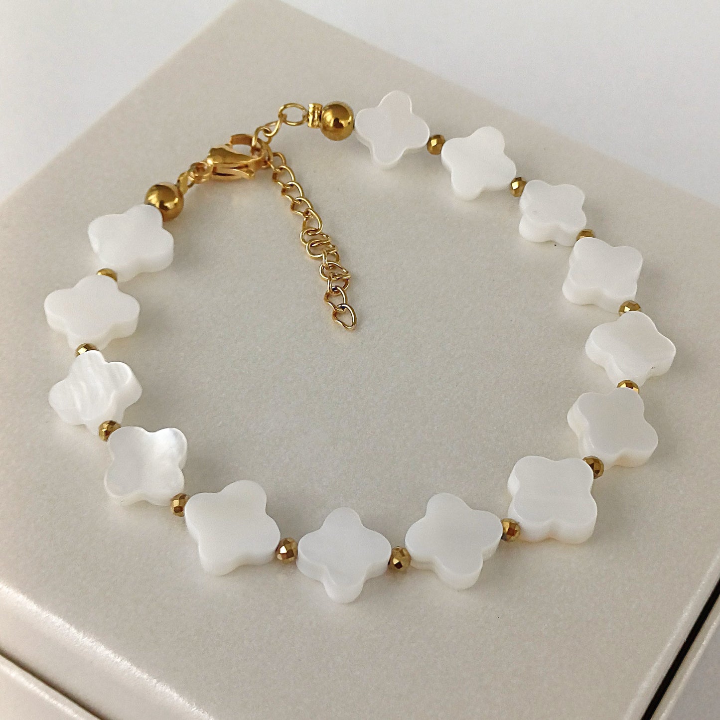 Kralenarmband met schelpkralen klavertjes
