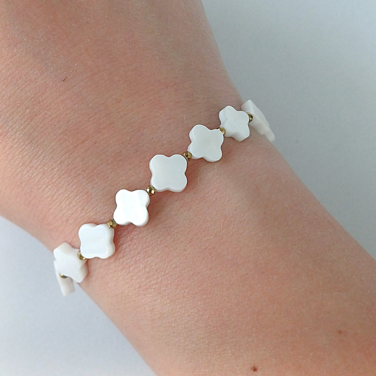 Kralenarmband met schelpkralen klavertjes