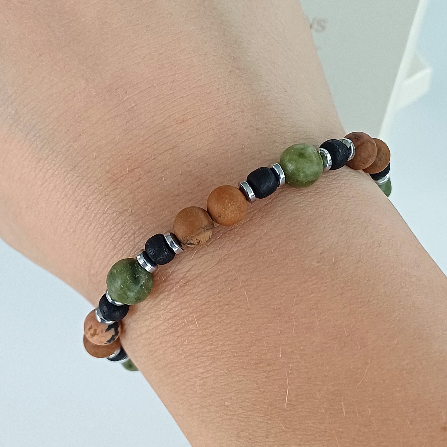 Elastische armband met jaspis, kokos en Taiwanese jade - natuurlijk & stijlvol