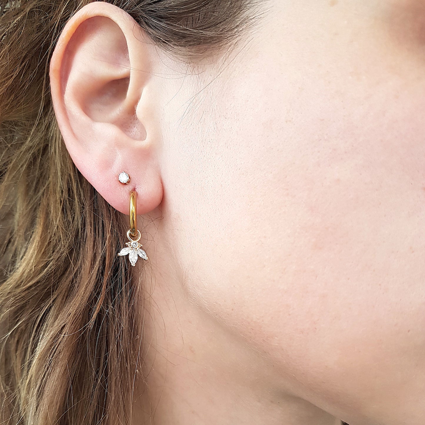 18K gold plated oorbellen met zirkonia bloemetjes – subtiel & sprankelend