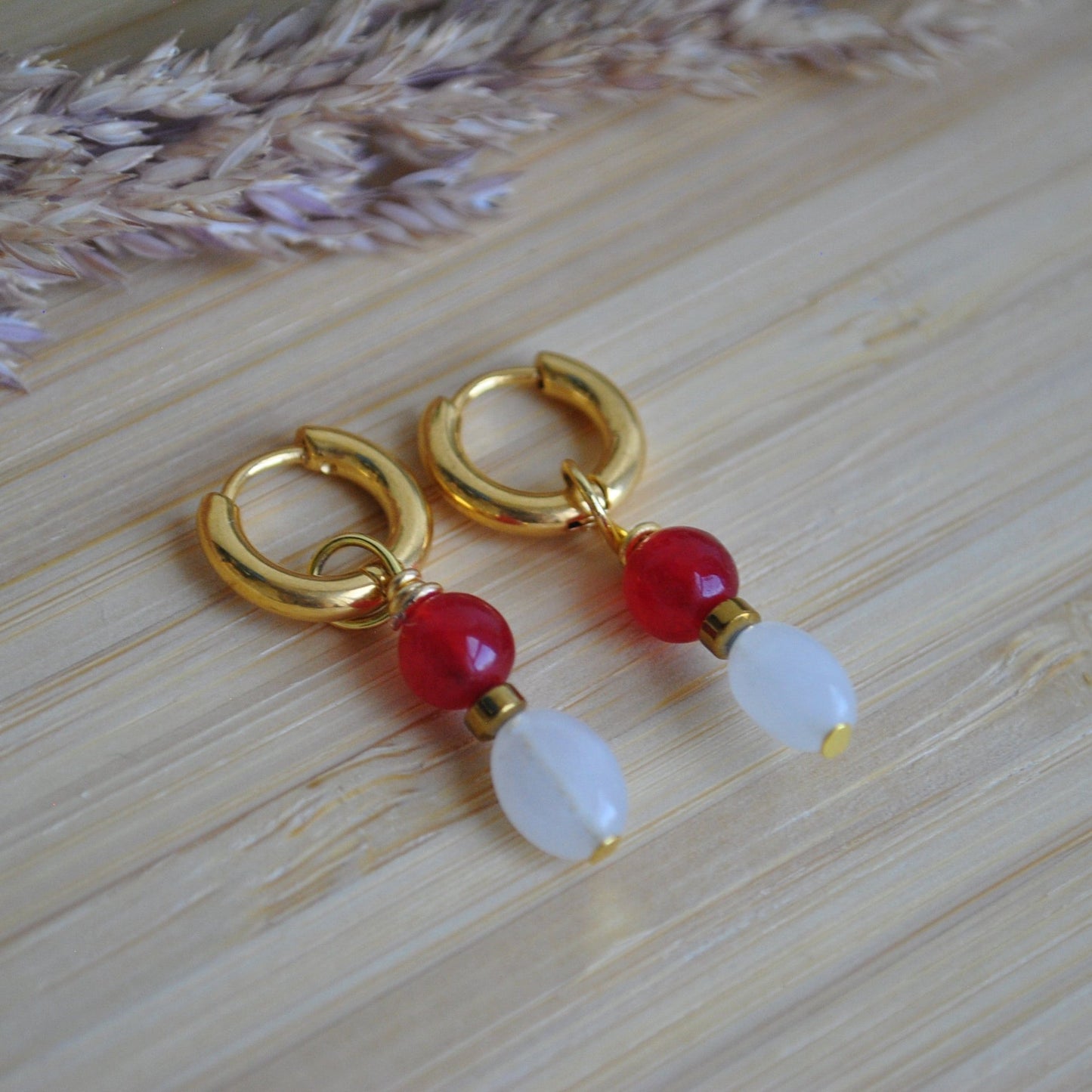 CreEZions oorbellen met rode Red Marble en witte Melkkwarts goud