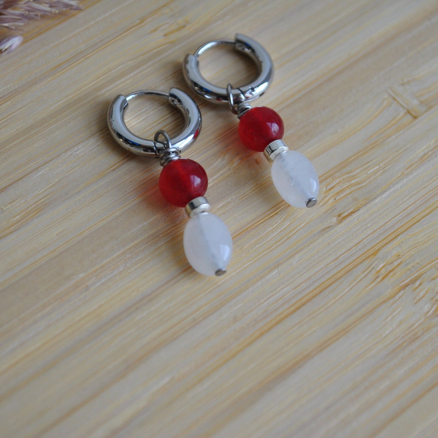 CreEZions oorbellen met rode Red Marble en witte Melkkwarts zilver