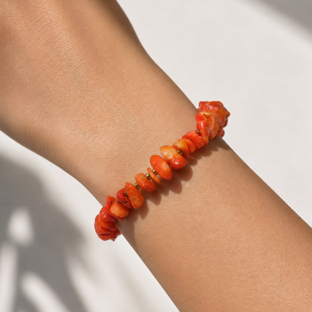Armband met rode schelp chips
