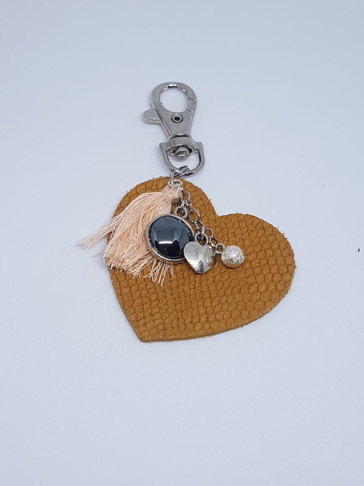 Tassenhanger met beige leren hartje en glanzende cabochon