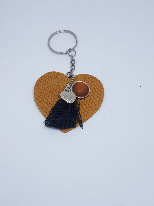 Tassenhanger met beige leren hartje en bruine cabochon