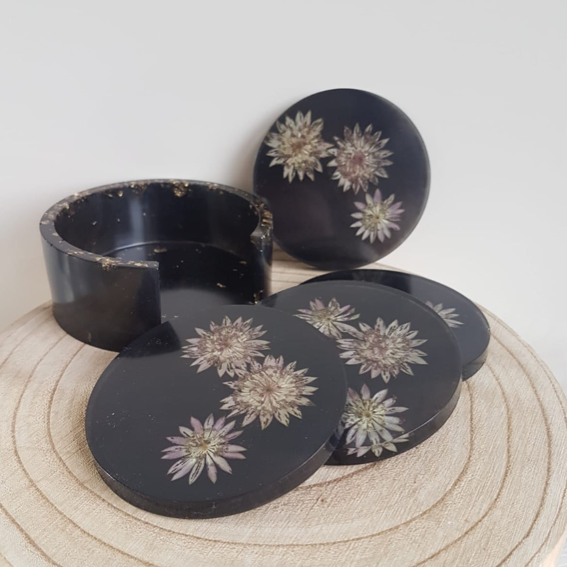 Onderzetters zwart met paarse bloemen