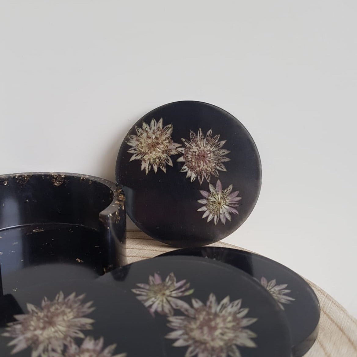 Onderzetters zwart met paarse bloemen
