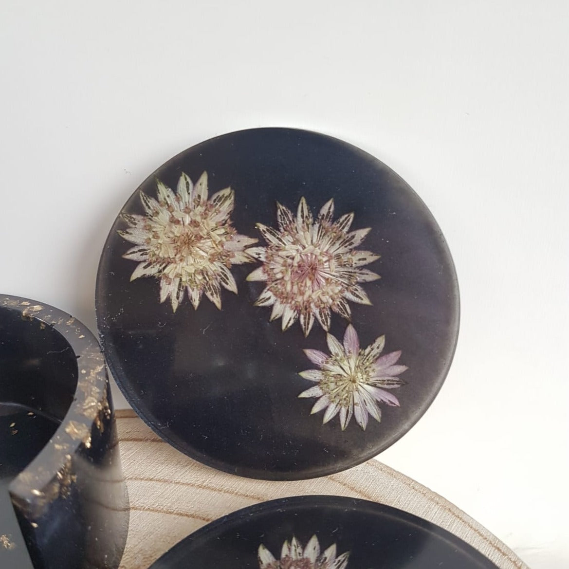 Onderzetters zwart met paarse bloemen