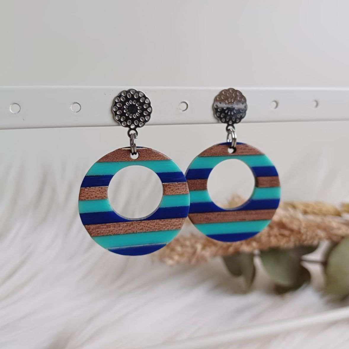 Oorstekers met blauw gestreepte epoxy bedels