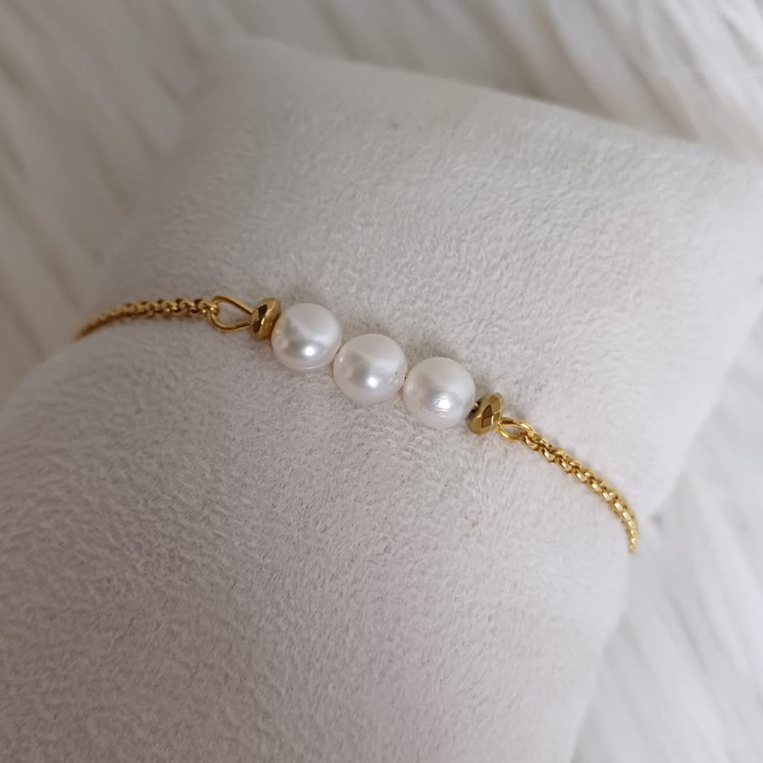 Stainless steel armband met drie zoetwaterparels