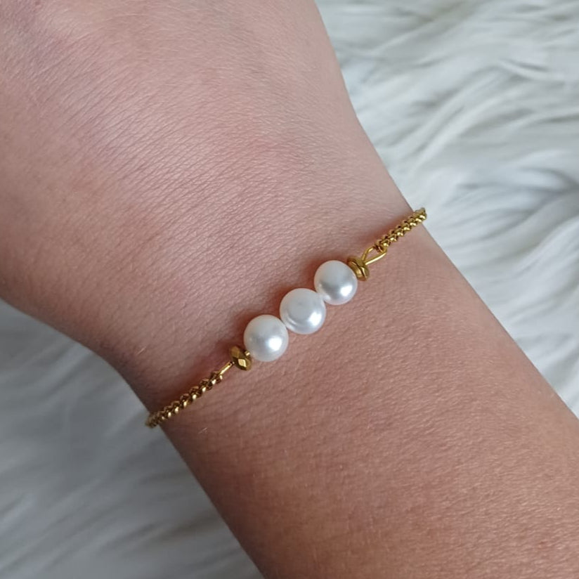 Stainless steel armband met drie zoetwaterparels