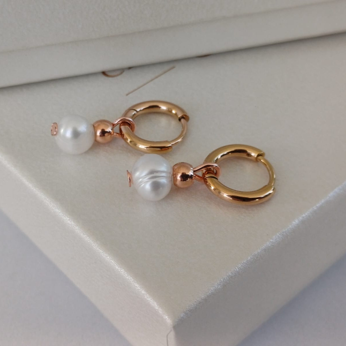 CreEZions rosé gouden oorbellen met hanger van zoetwaterparels
