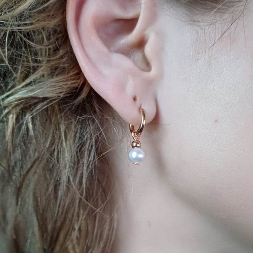 CreEZions rosé gouden oorbellen met hanger van zoetwaterparels
