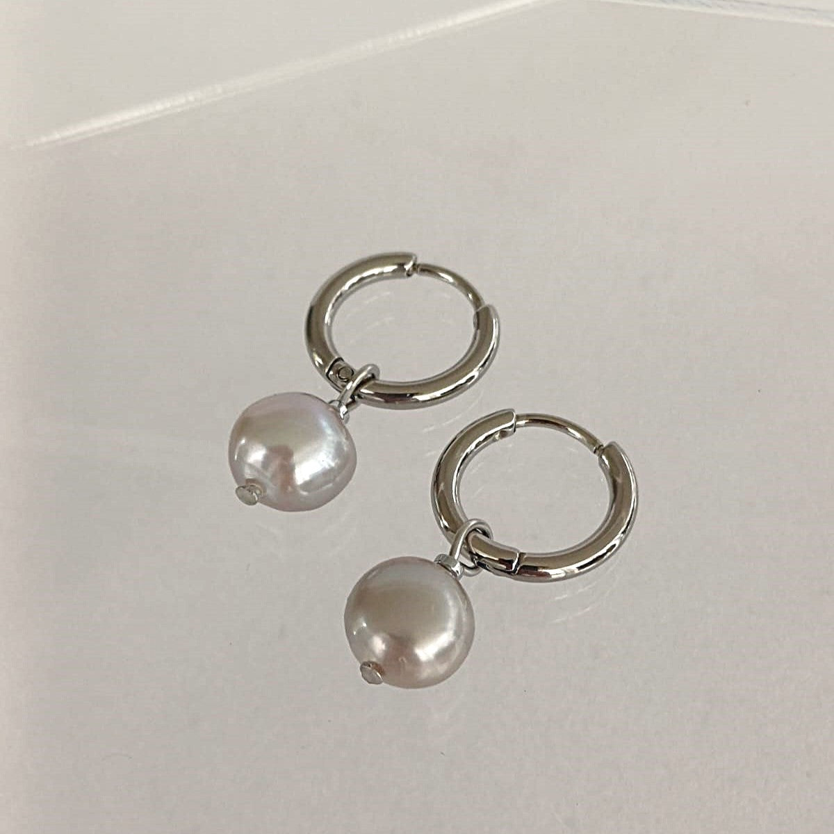 Oorbellen met hanger van grijze zoetwaterparels