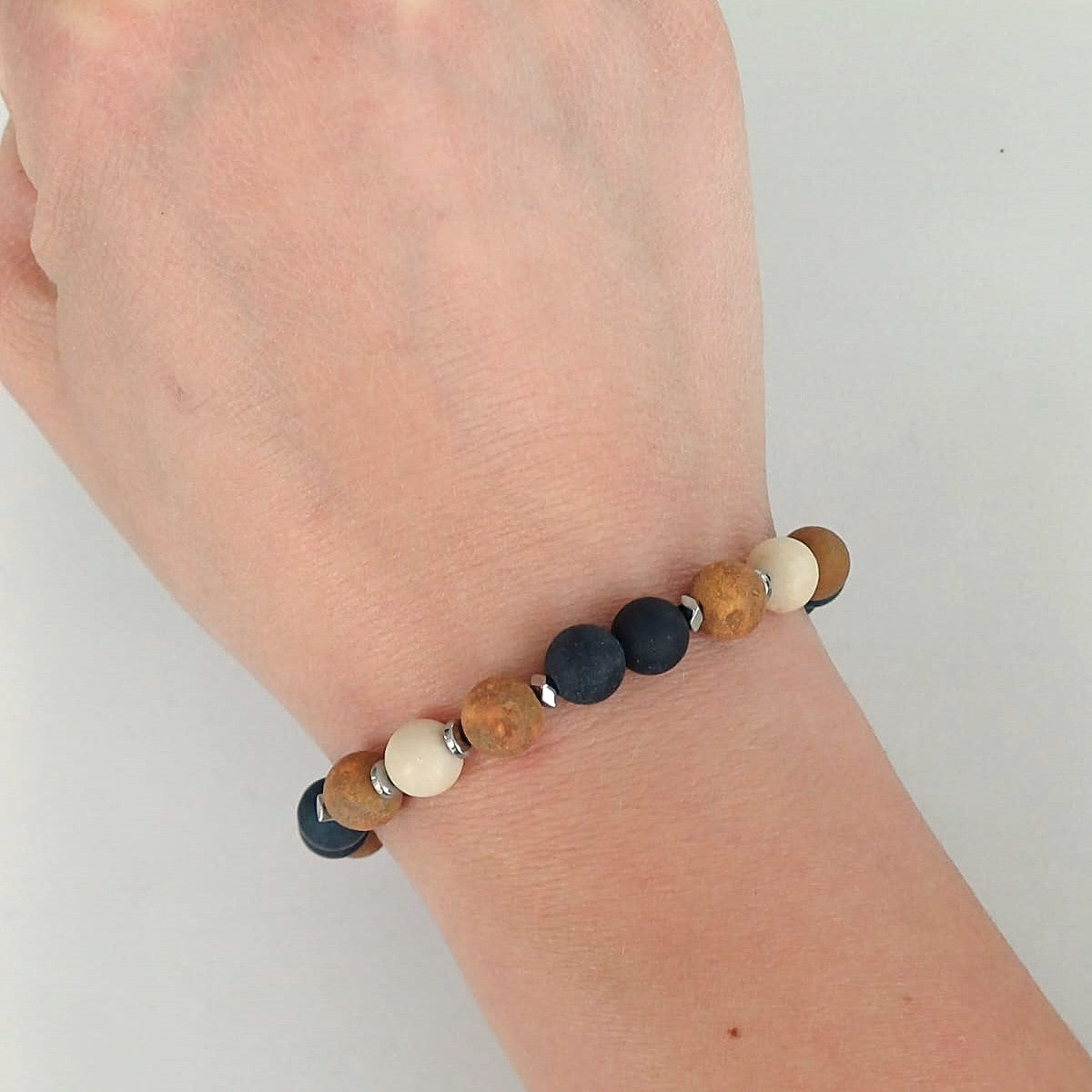 CreEZions armband met donkerblauwe, beige en bruine natuursteen kralen