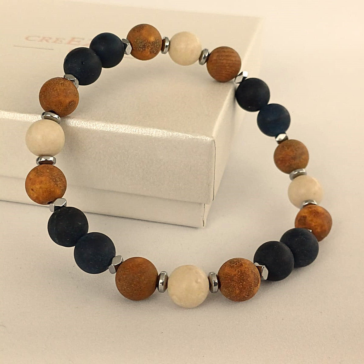 CreEZions armband met donkerblauwe, beige en bruine natuursteen kralen