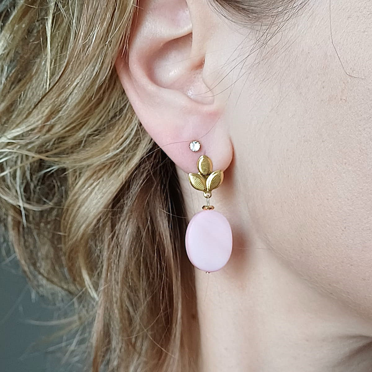 Oorstekers met roze schelphangers