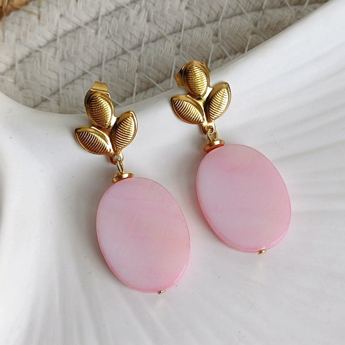 Oorstekers met roze schelphangers