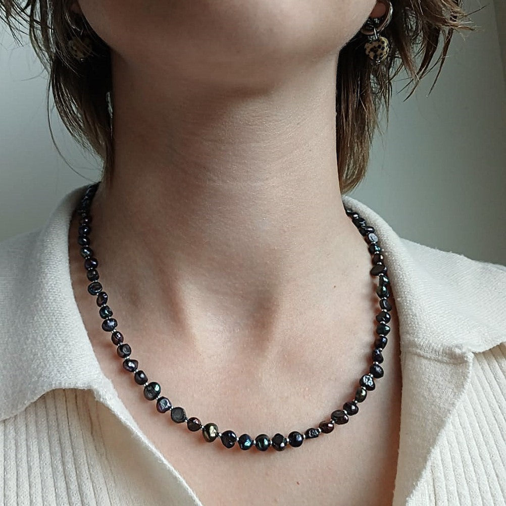 Elegante kralenketting met donkere zoetwaterparels