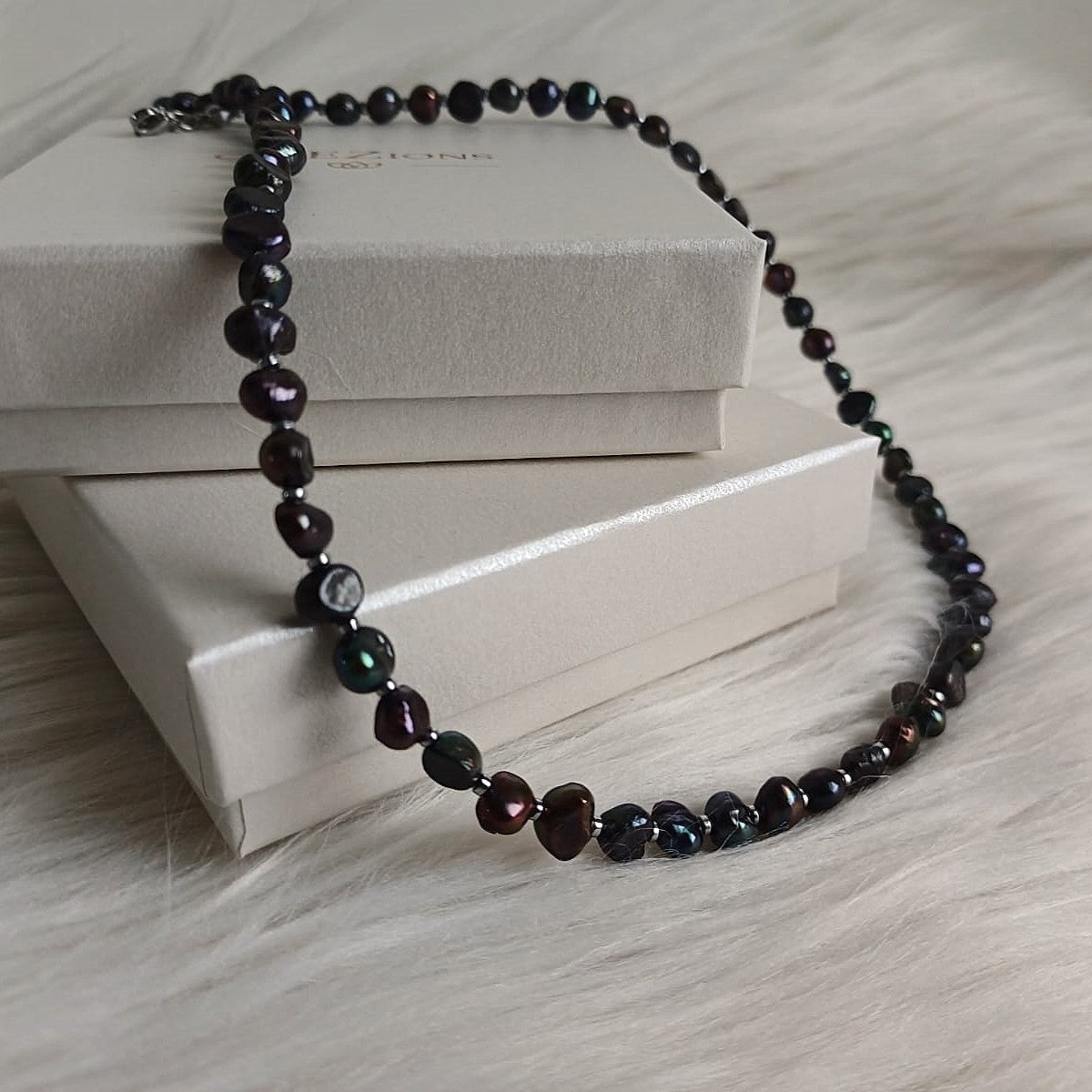 Elegante kralenketting met donkere zoetwaterparels
