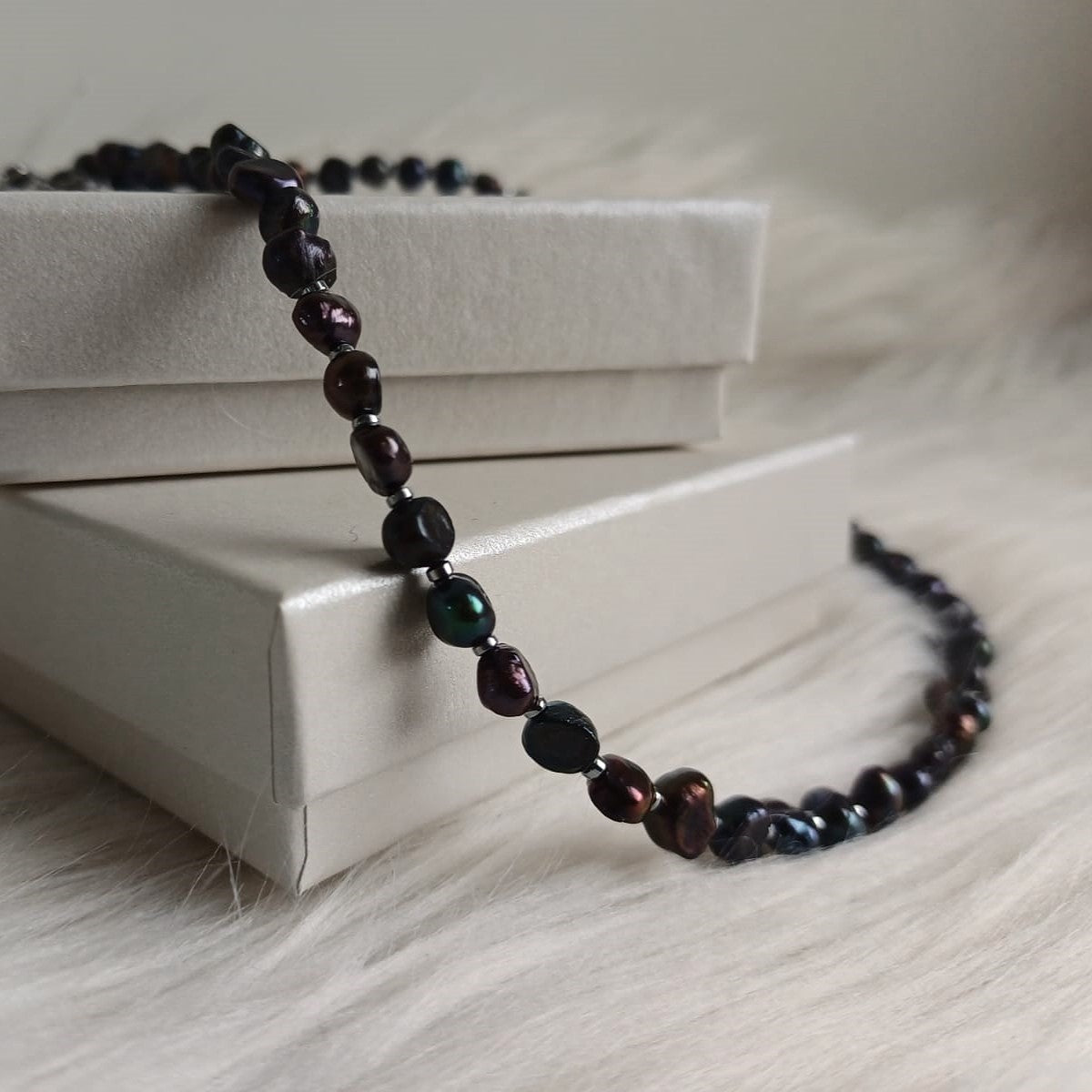Elegante kralenketting met donkere zoetwaterparels