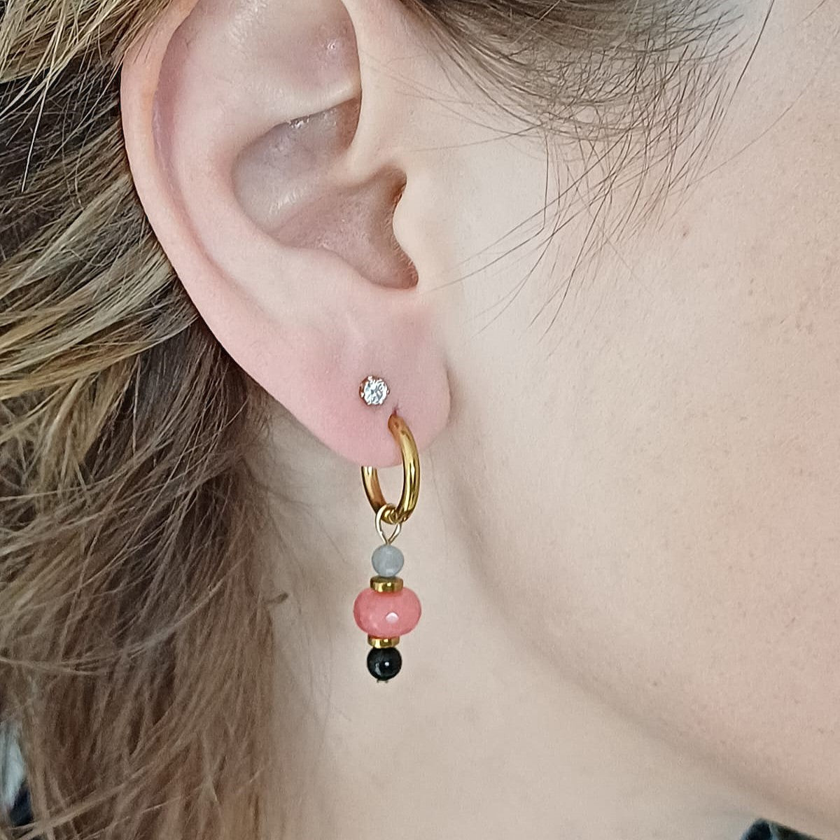 Oorbellen met speelse hangers in najaarstinten