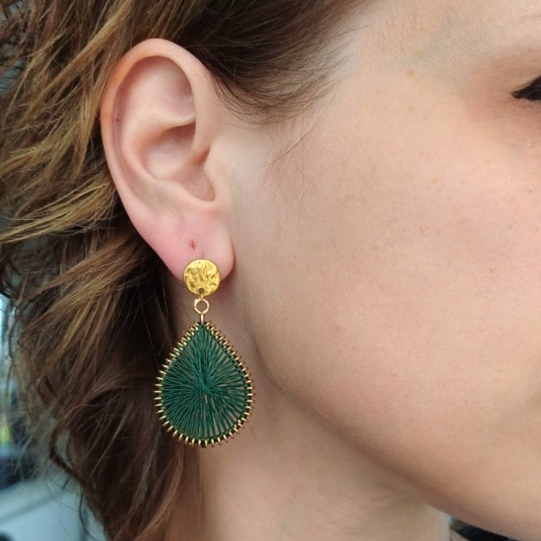 Oorstekers met groene macramé hangers – stijlvolle dames oorbellen met unieke twist