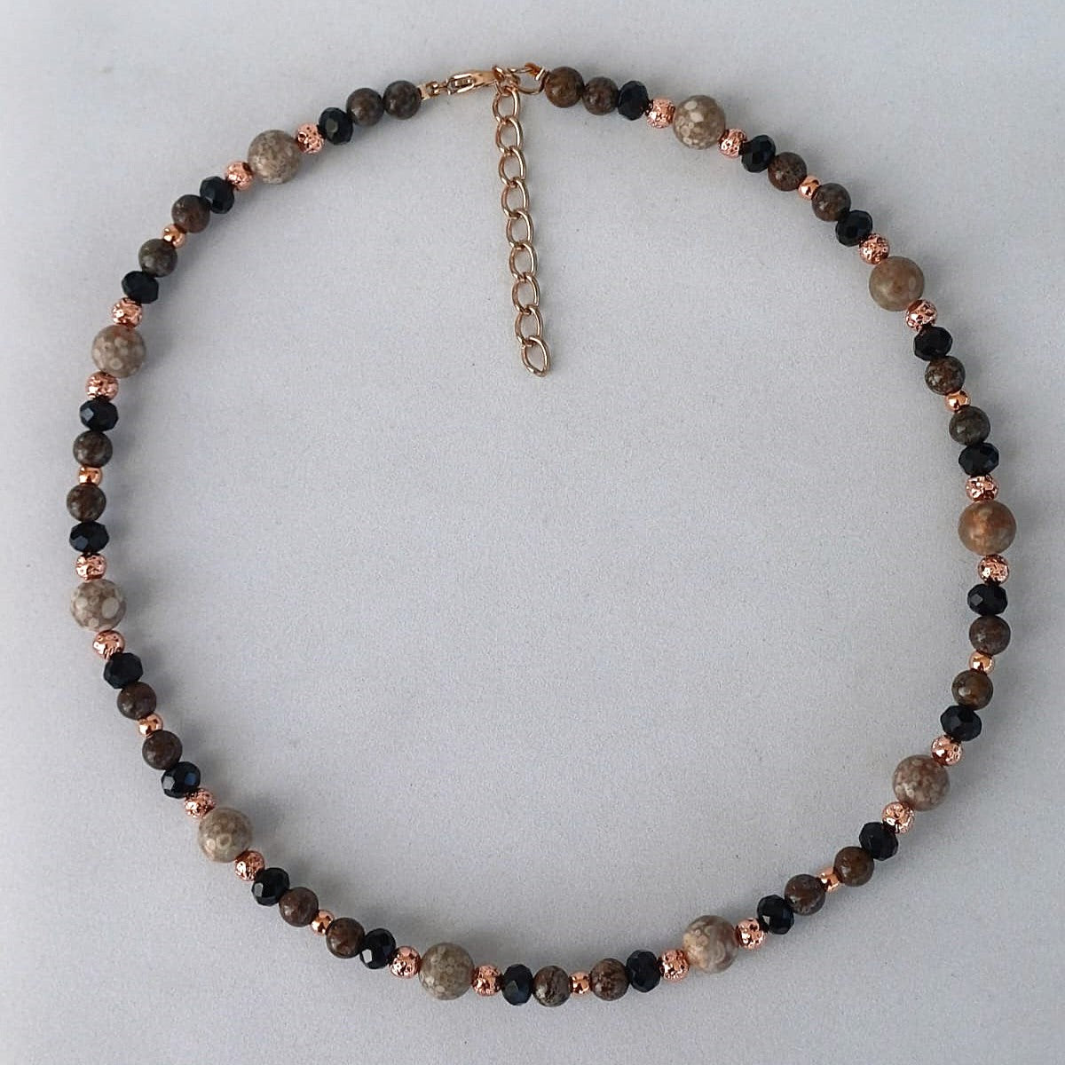 Damesketting met obsidiaan en roodbruine kralen – stijlvol met roségoud accent