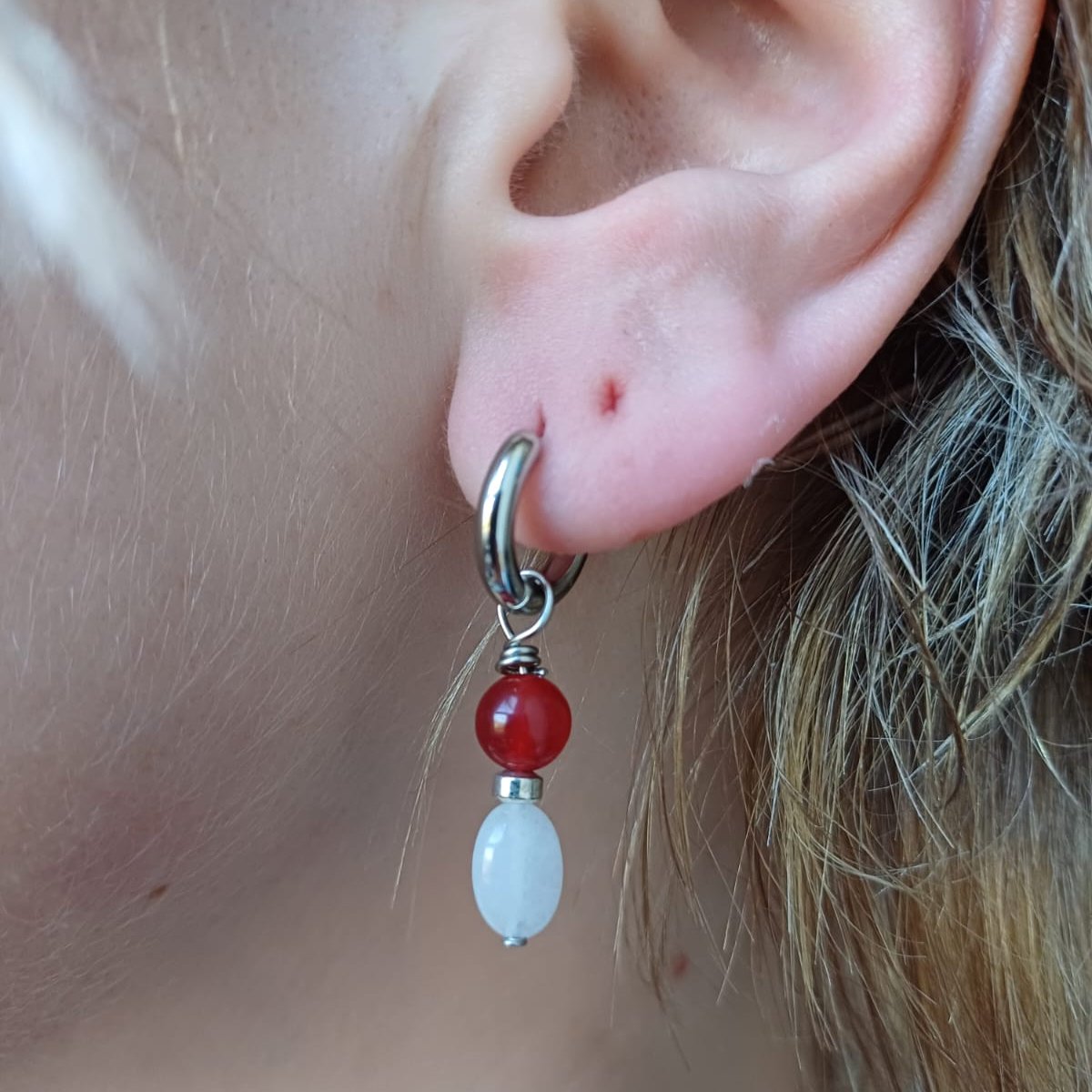 CreEZions oorbellen met rode Red Marble en witte Melkkwarts
