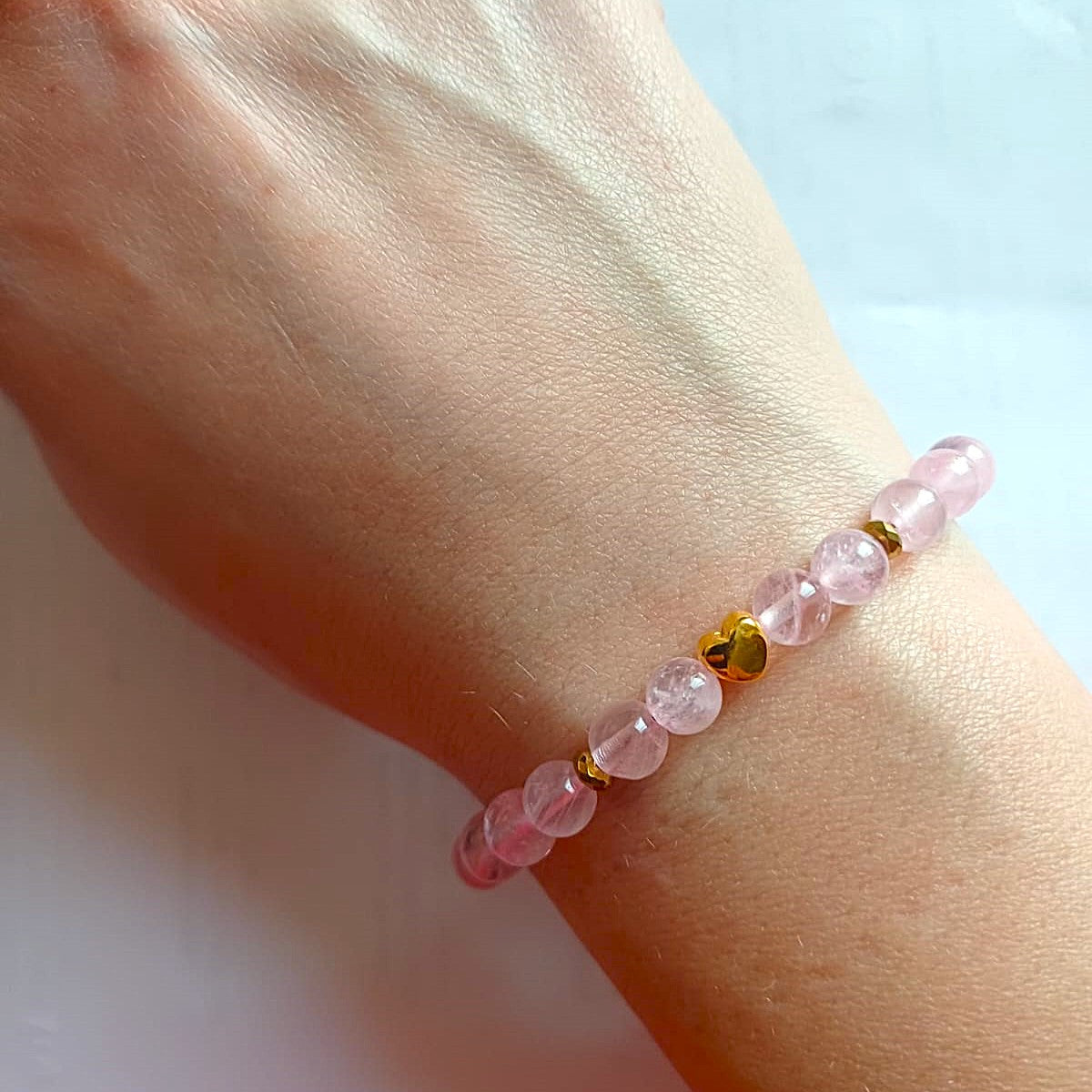 CreEZions armband met roze Rozenkwarts kralen en goudkleurig hartje