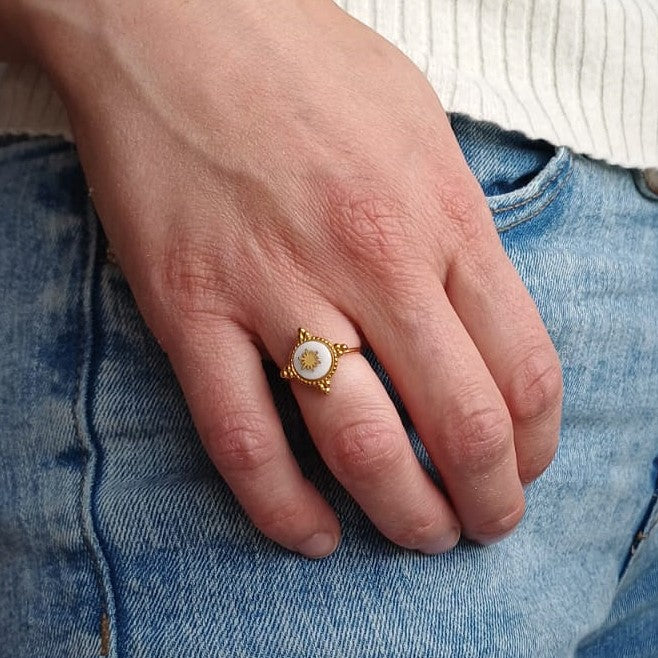 CreEZions RVS ring met wit tussenstuk en ster tafereel