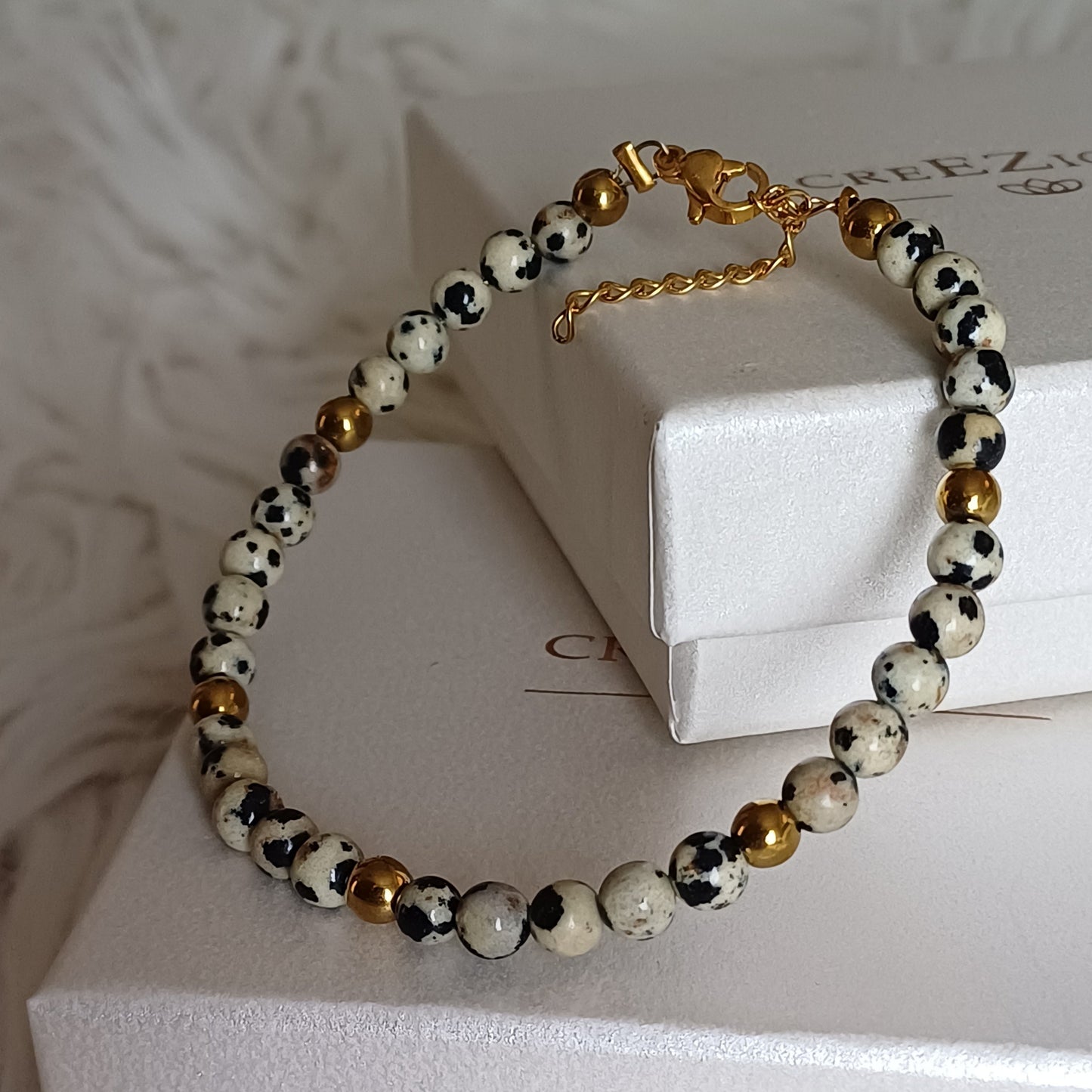 CreEZions armband met zwartwitte natuursteen kralen