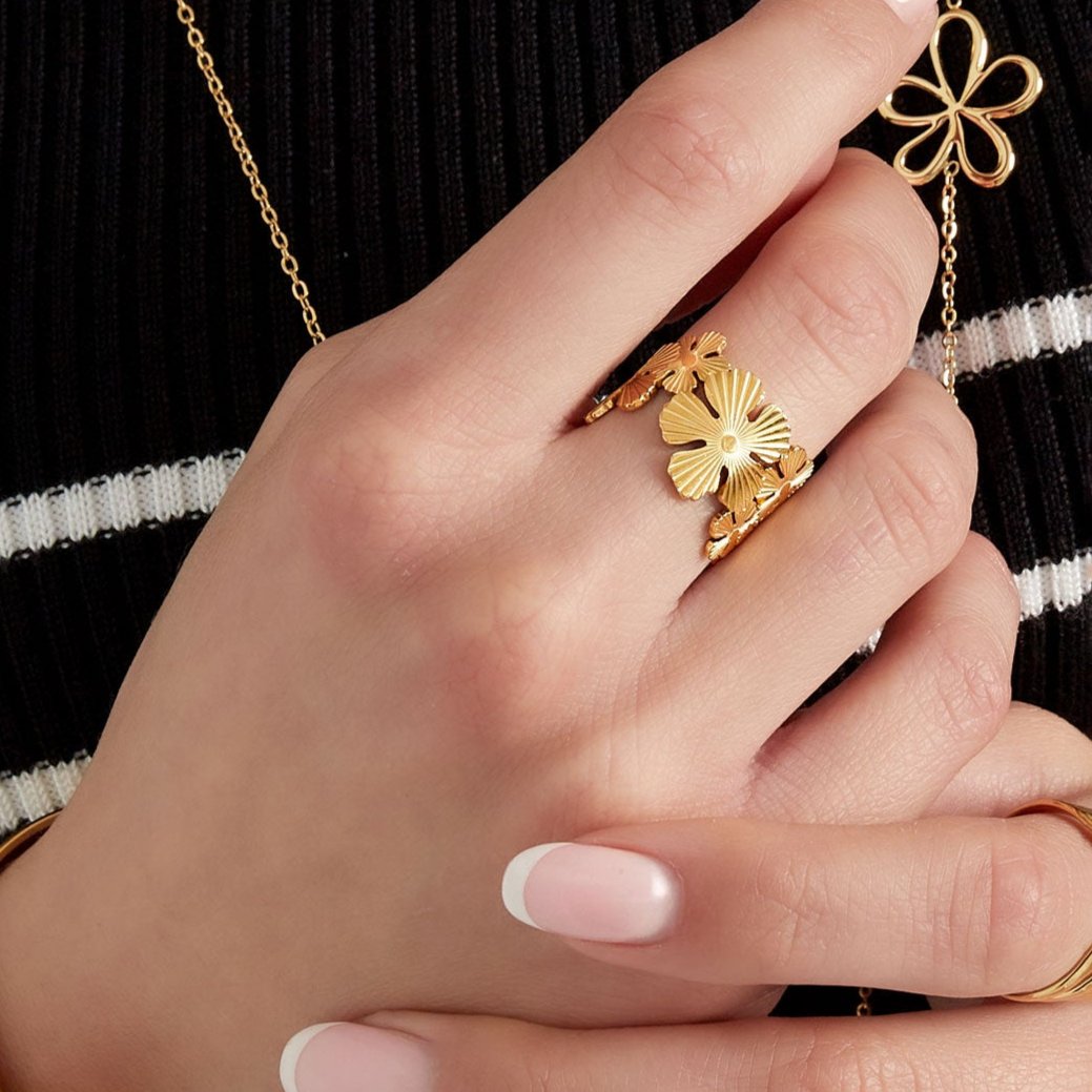 Statement-Ring mit Blumen