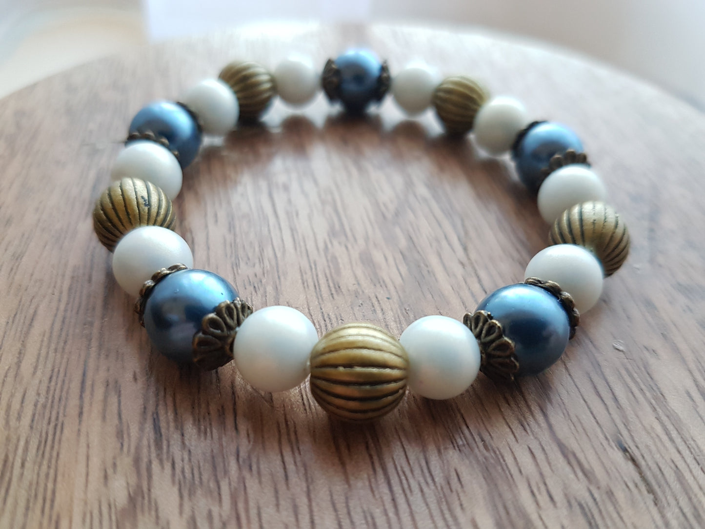 Kralenarmband met blauwe en witte parels