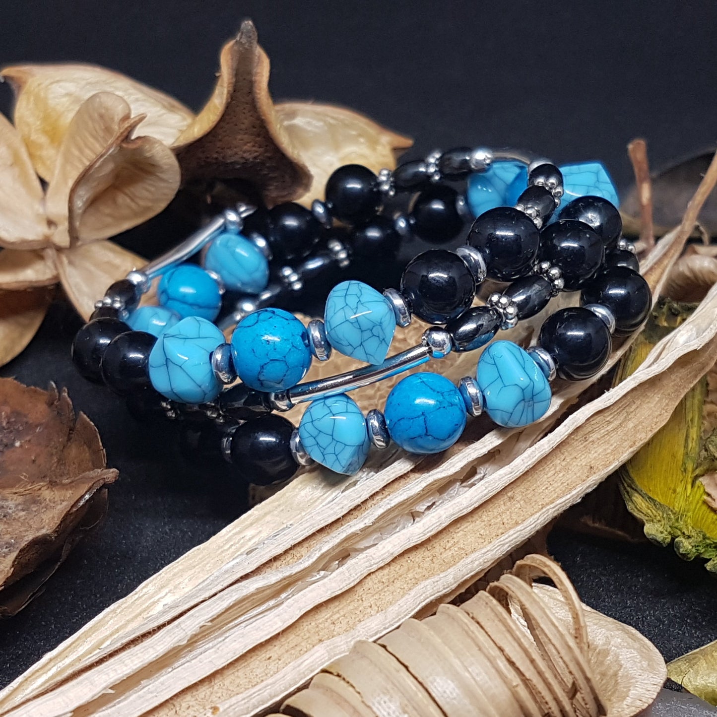 Memory wire armband met zwarten en blauwe kralen