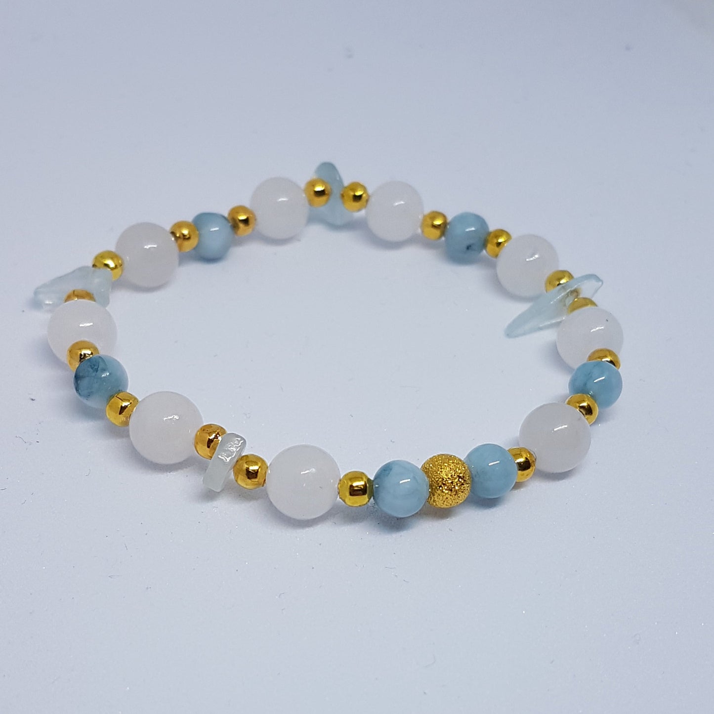 Bead bracelet with white Quartz and blue Aquamarine chips