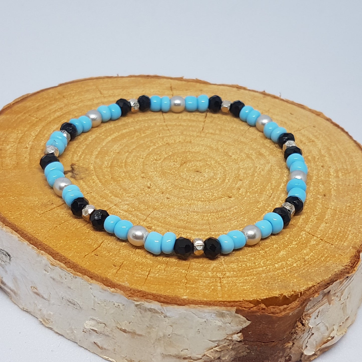 Fijne kralenarmband met blauwe en zwarte glaskraaltjes