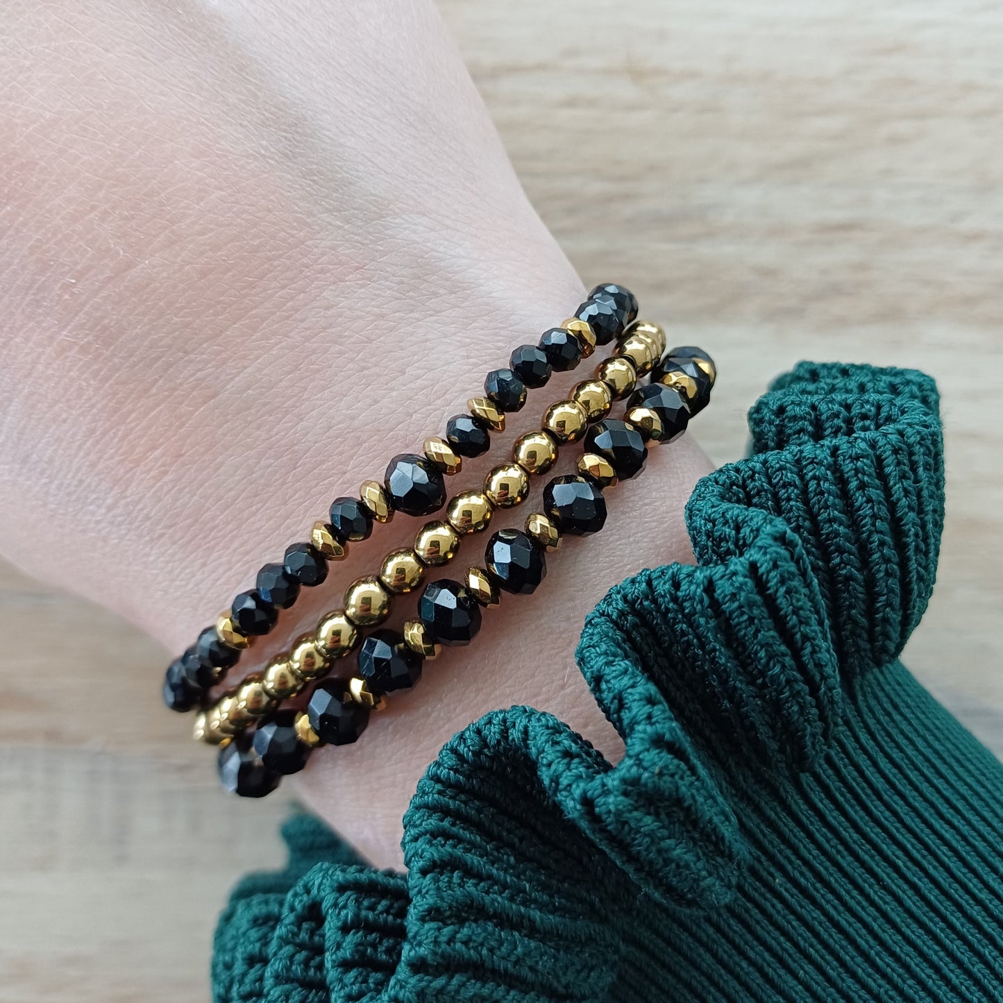 Set of bracelets in black and gold