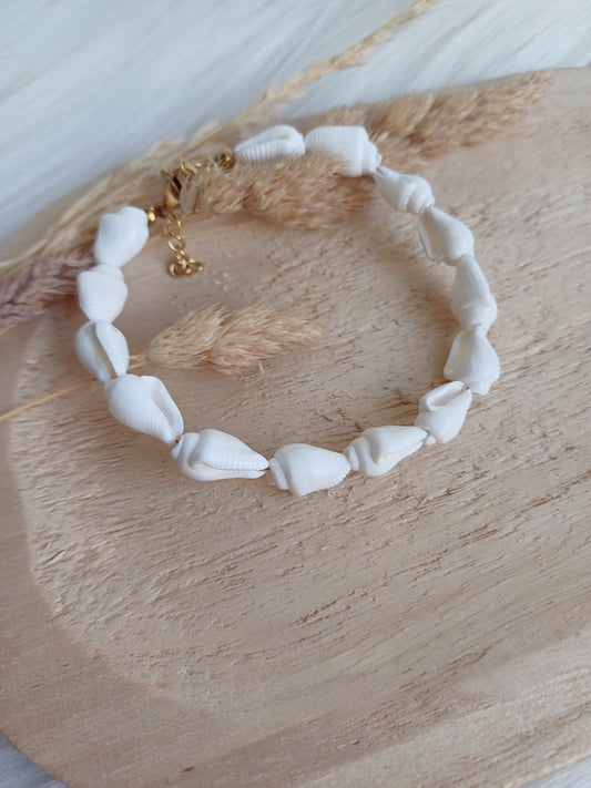 Bead bracelet with shell beads