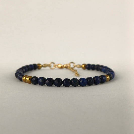 Dames armband met lapis lazuli kralen en goudkleurige details – elegant & tijdloos