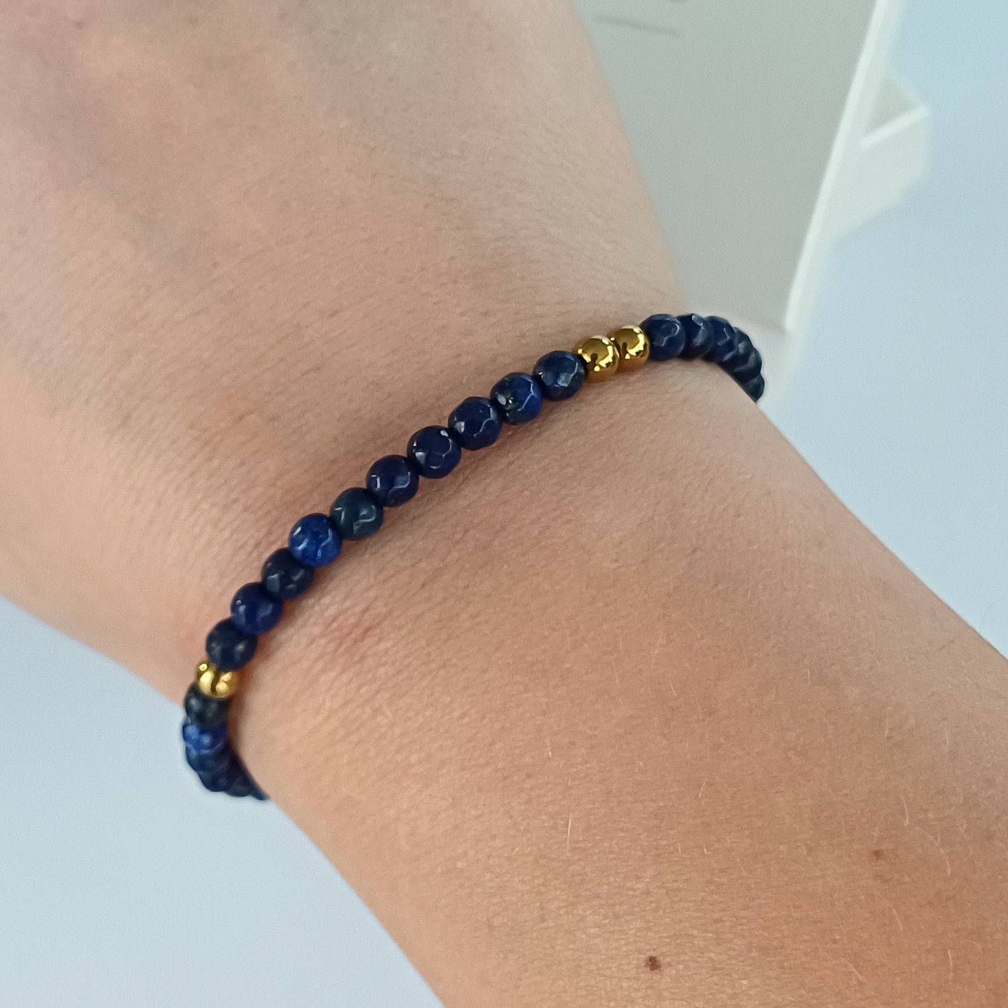 Dames armband met lapis lazuli kralen en goudkleurige details – elegant & tijdloos