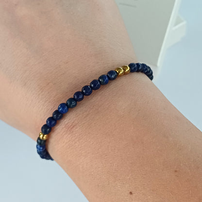 Dames armband met lapis lazuli kralen en goudkleurige details – elegant & tijdloos
